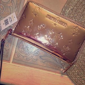 Micheal Kors Rose 🌹 gold jet set travel wallet